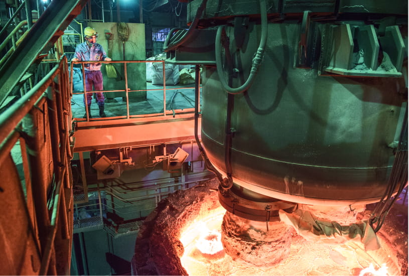 電気炉で製鋼する作業の様子