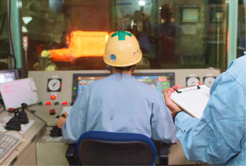 圧延・鍛造による条鋼・鋼管・粉末製造の作業の様子