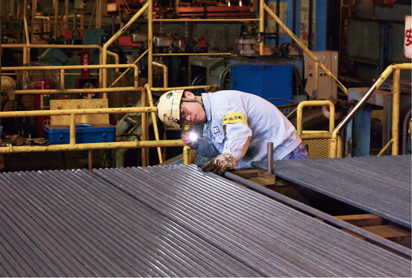 製品の品質を検査する作業の様子