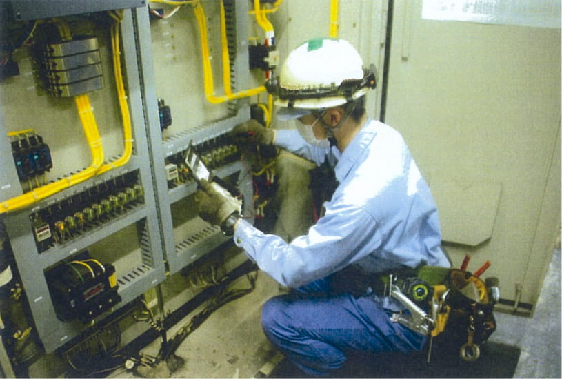 工場設備の点検・修理を行う作業の様子